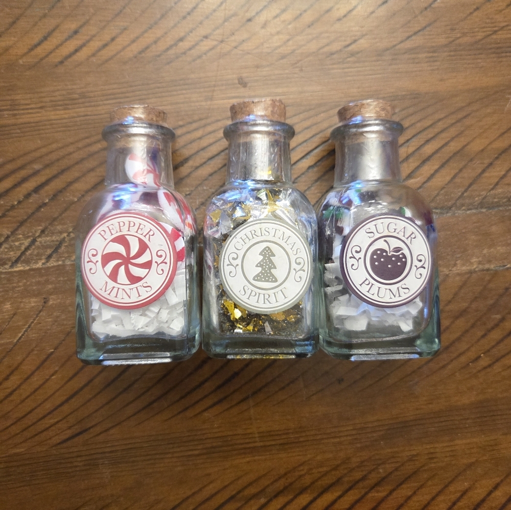 🎉5/$10 Set of Three Festive Glass Bottles